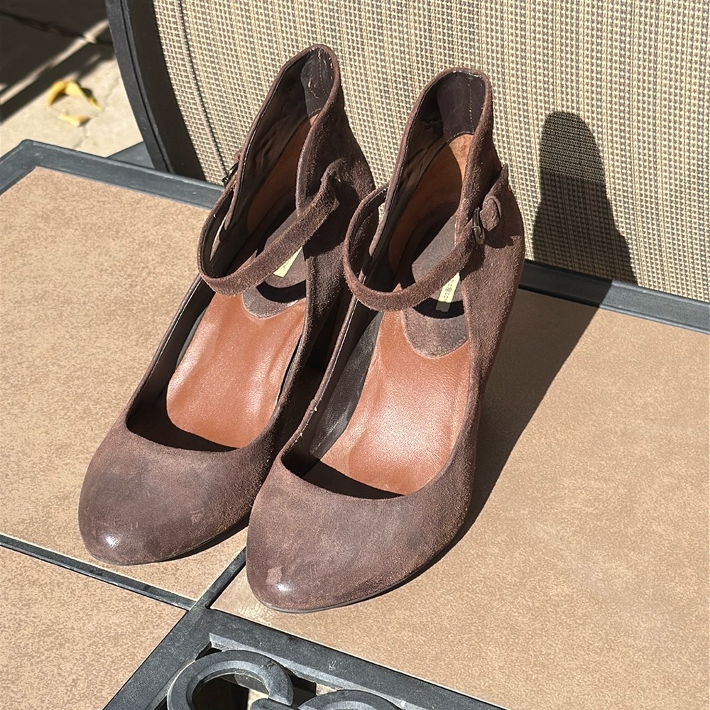 “NEW” Beautiful, genuine, leather Mary Jane pumps